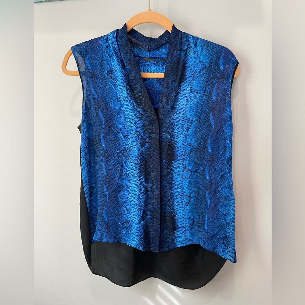 Elie Tahari blue snakeskin print sleeveless blouse
